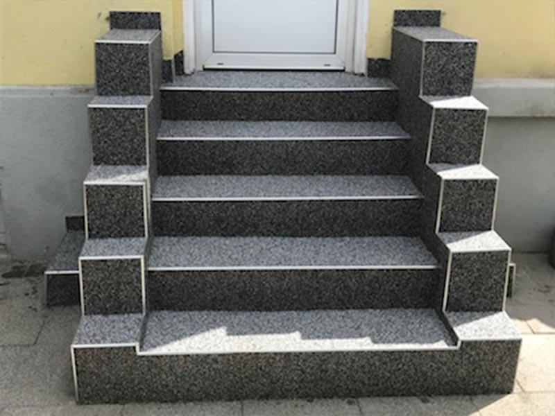 Escalier d'entrée en tapis de pierre