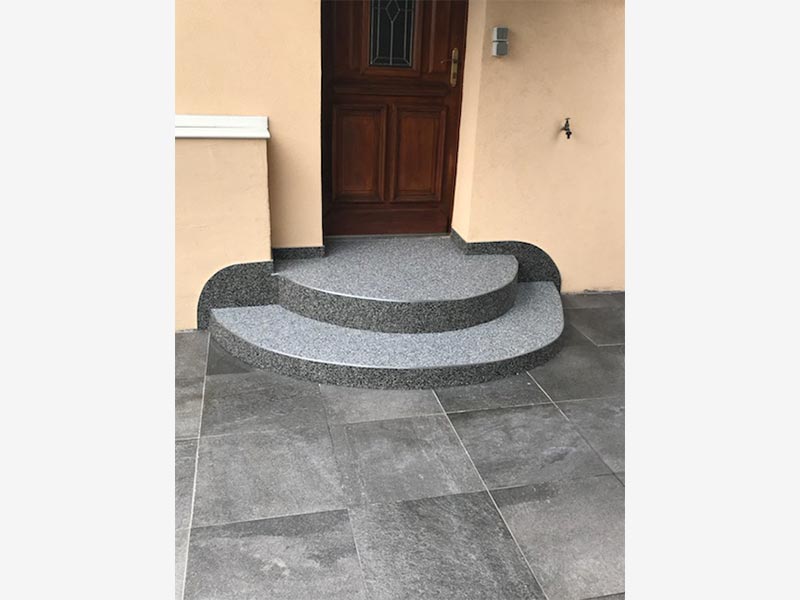 Escalier d'entrée en tapis de pierre
