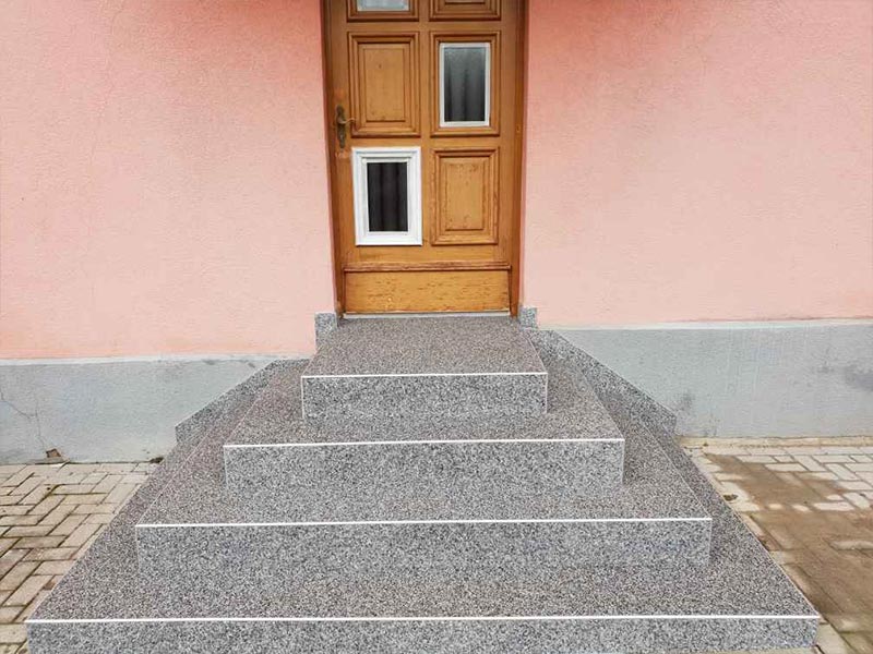 Escalier extérieur en tapis de pierre